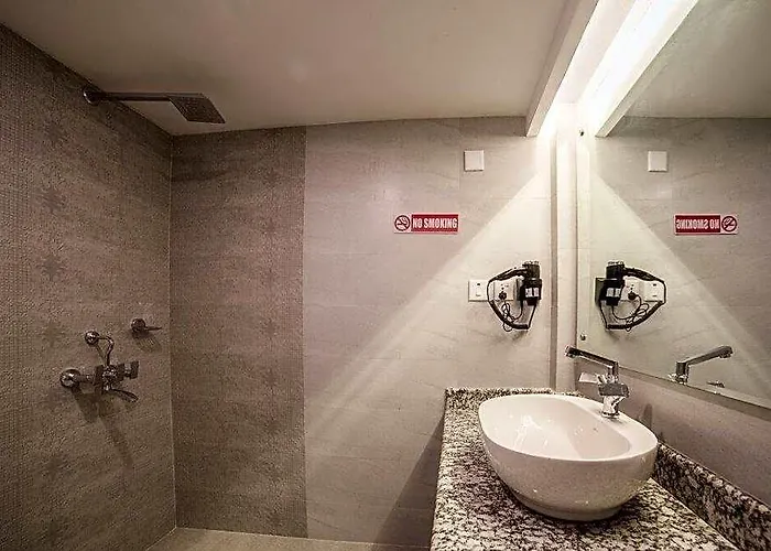 Hotel Ganapati Airport 3*